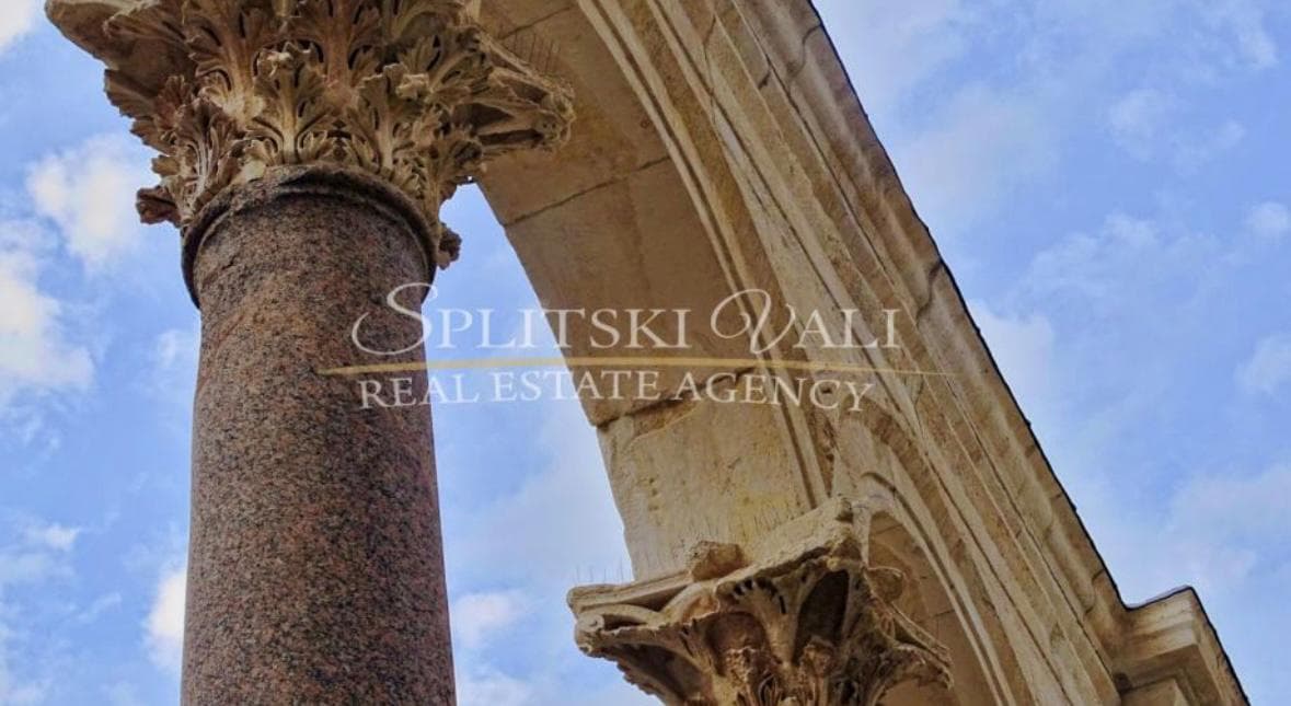 Apartmanska kuća s panoramskim pogledom na more + građevinsko zemljište - Trogir (Miševac)