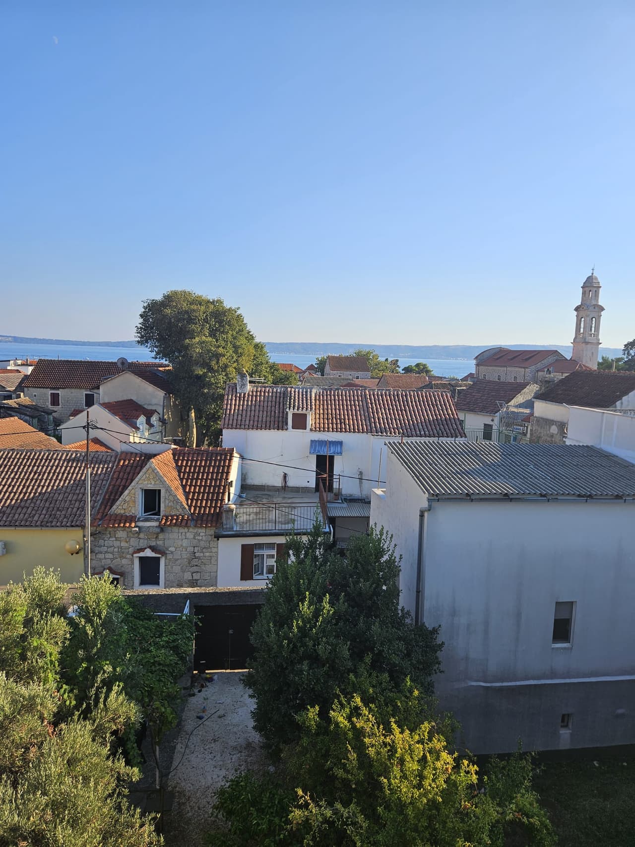 Kamena kuća u staroj jezgri - Kaštel Lukšić