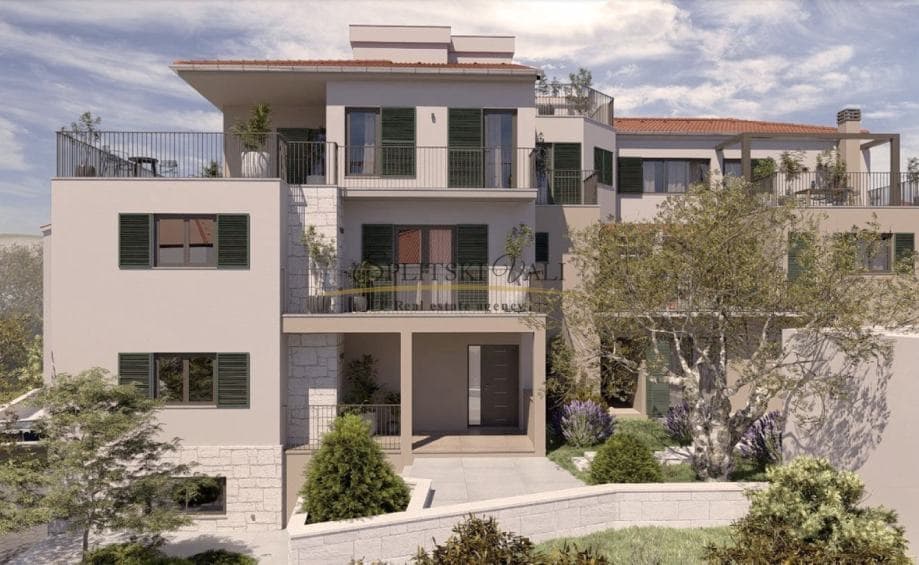 Stan 83,73 m², 1. kat, parking, pogled na more, Okrug Gornji