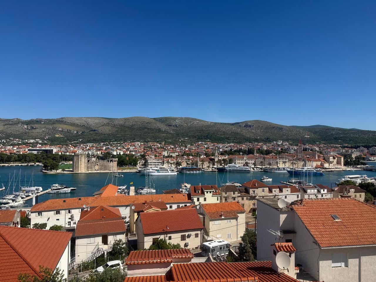 EKSKLUZIVNA PRODAJA – Trogir, jednosoban stan s pogledom na grad, blizina svih sadržaja
