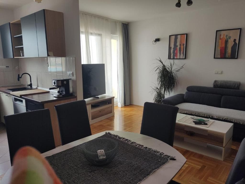 Prizemni stan s terasom i balkonom, 2 min od plaže - Trogir, Arbanija