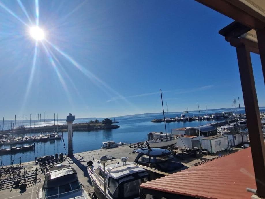 Førsteklasses erhvervslokaler, FØRSTE RÆKKE TIL HAVET! Split