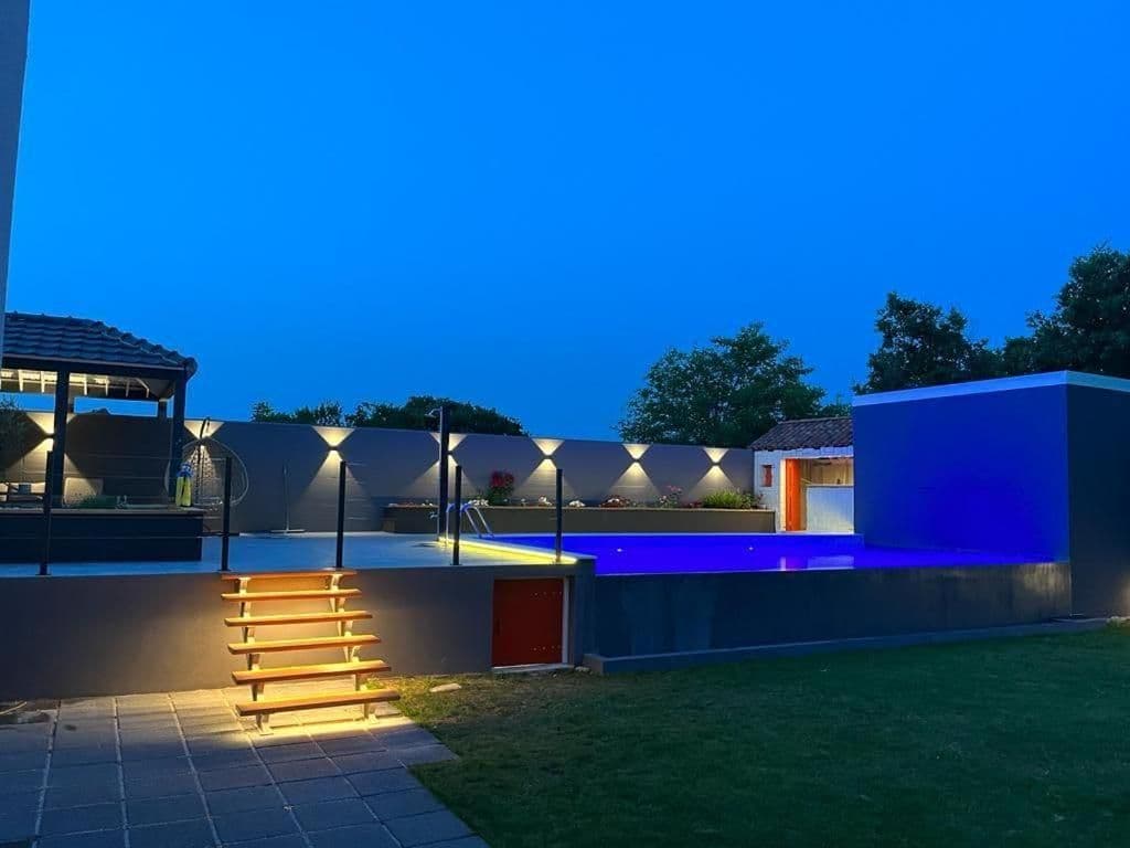 Smuk privat villa med udsigt over bjergene, 2 værelser, infinity pool