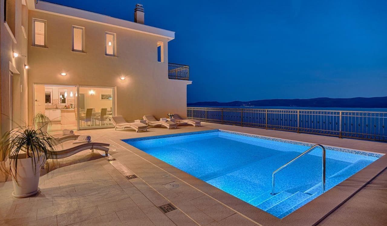 MIMICE - LUKSUSVILLA MED POOL, UDSIGT TIL HAVET (Omiš Riviera)