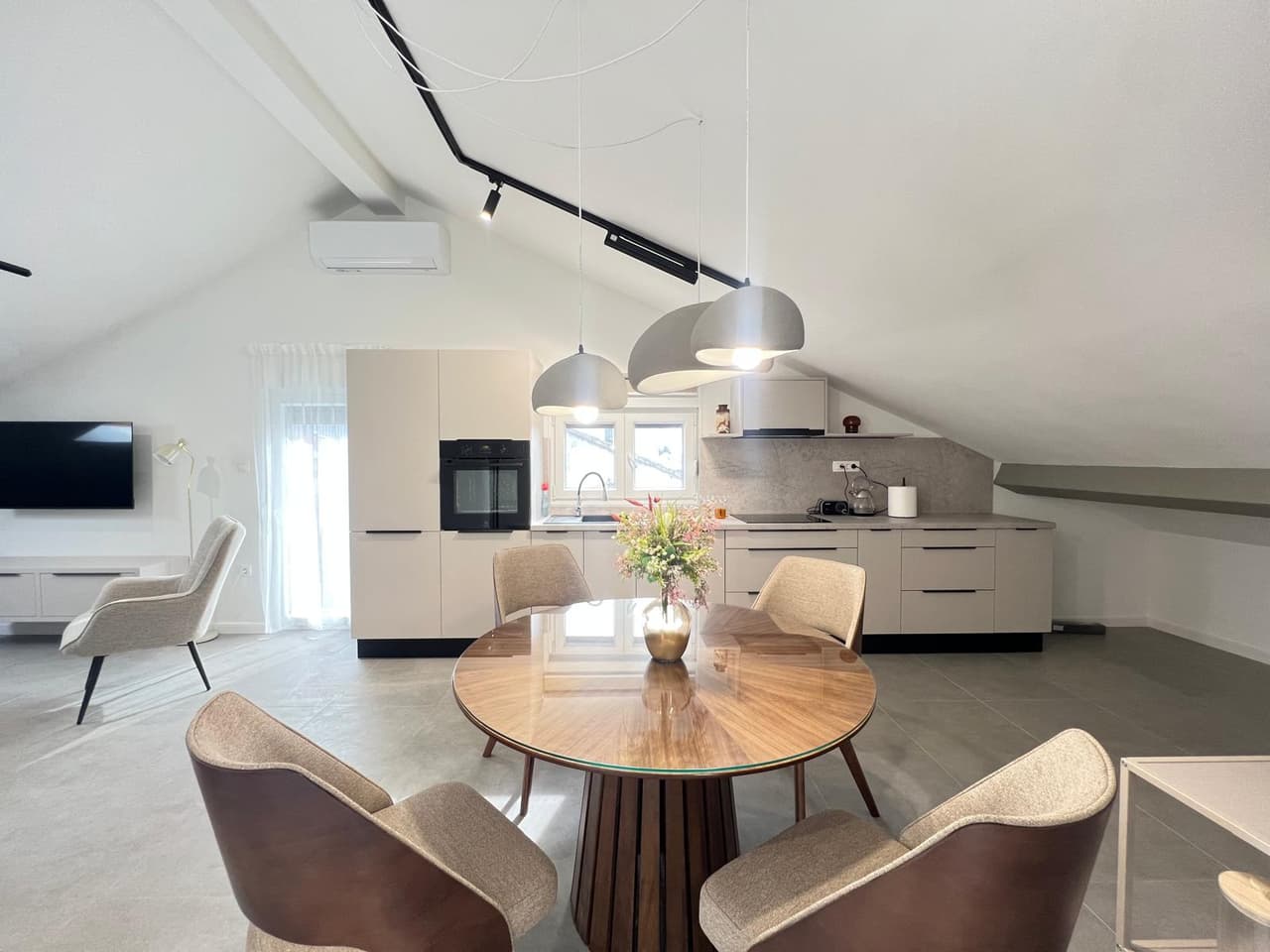 Dvosoban stan u potkrovlju (dugoročan najam) - Kaštel Stari