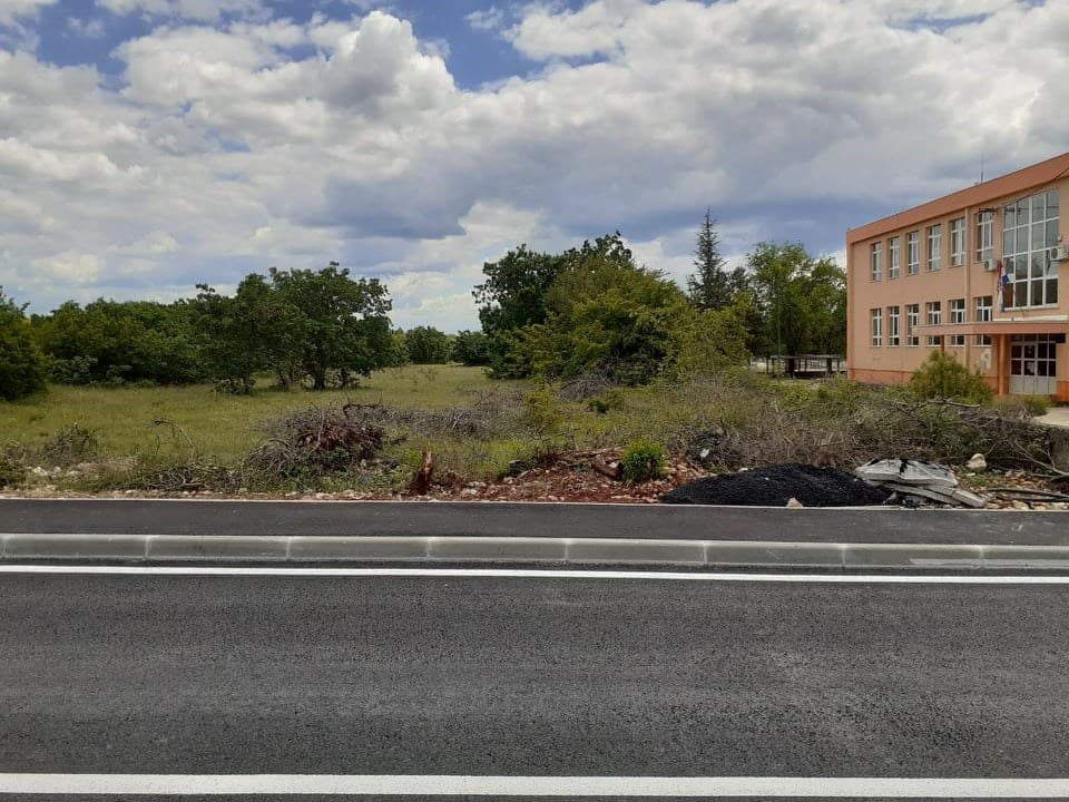 UNEŠIĆ-GRAĐEVINSKO ZEMLJIŠTE NA ODLIČNOJ LOKACIJI! 9900m2