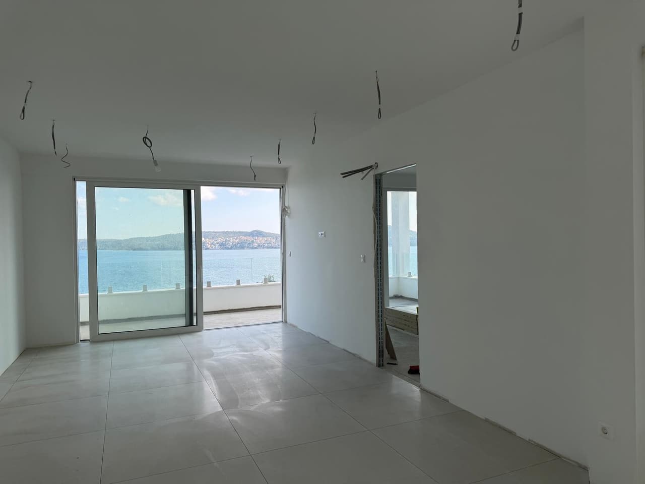 Luksuzan stan u novogradnji - prvi red do mora! garaža lift, uskoro useljivo