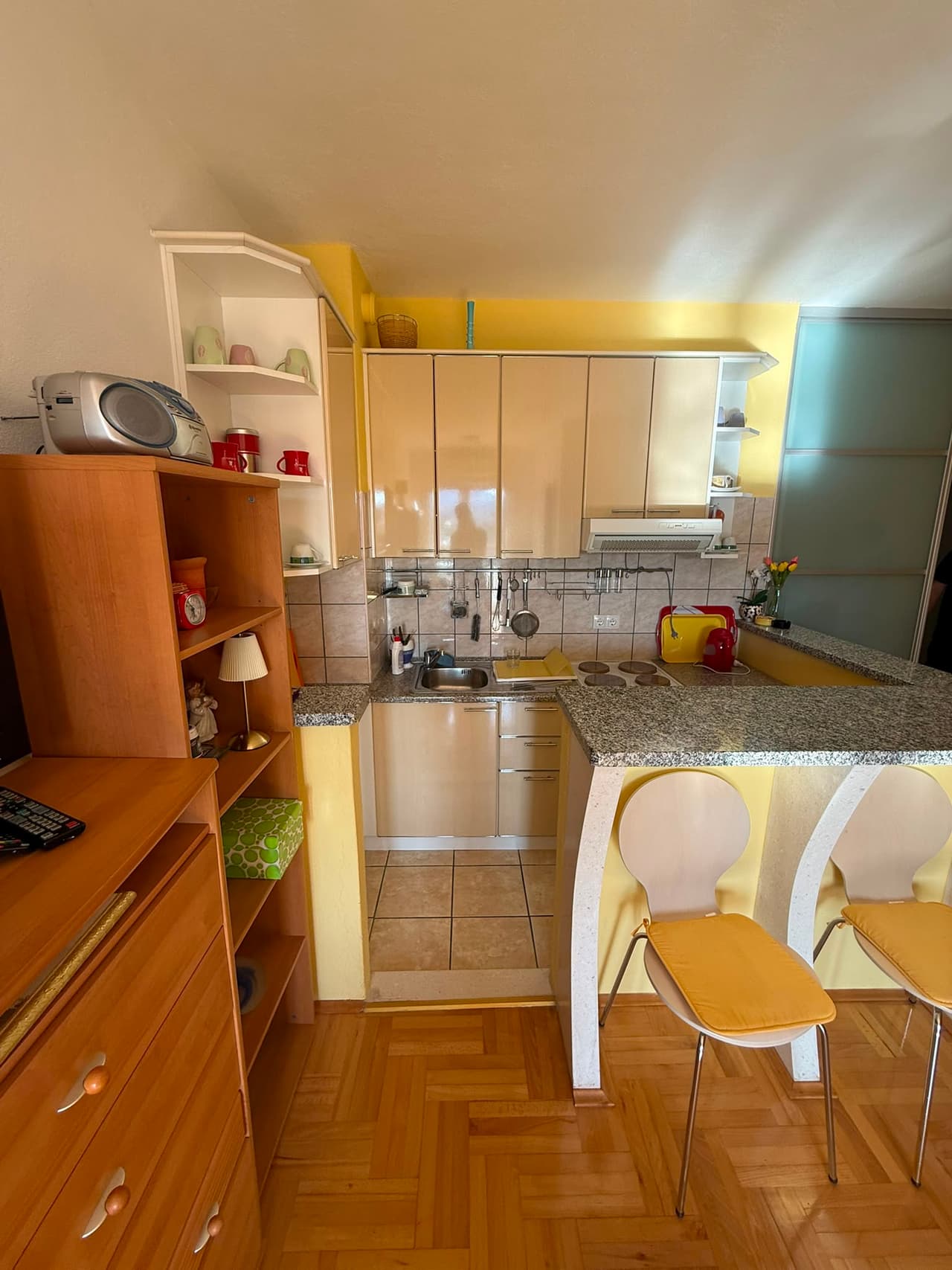 KAŠTEL ŠTAFILIĆ-JEDNOSOBAN STAN 48M2, parking, 500m od mora
