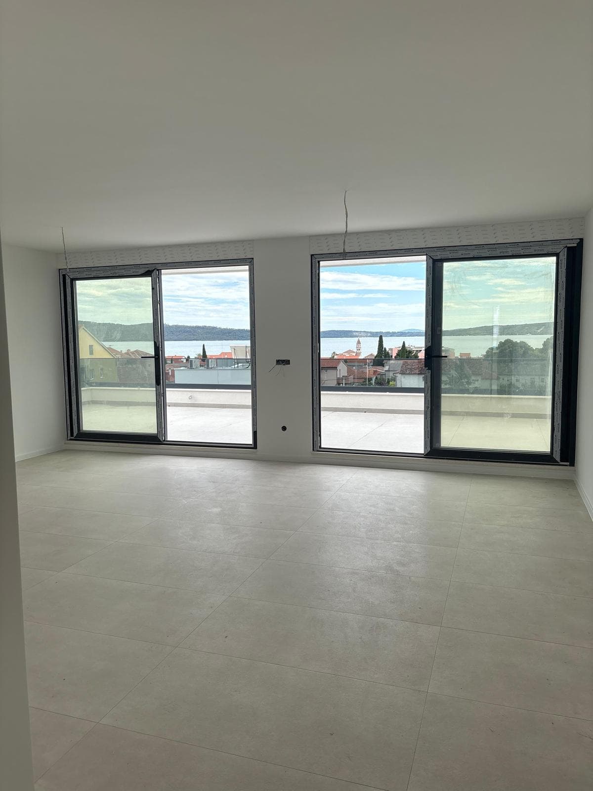 Luksuzan penthouse s panoramskim pogledom na more, Kaštel Kambelovac-odmah useljivo!