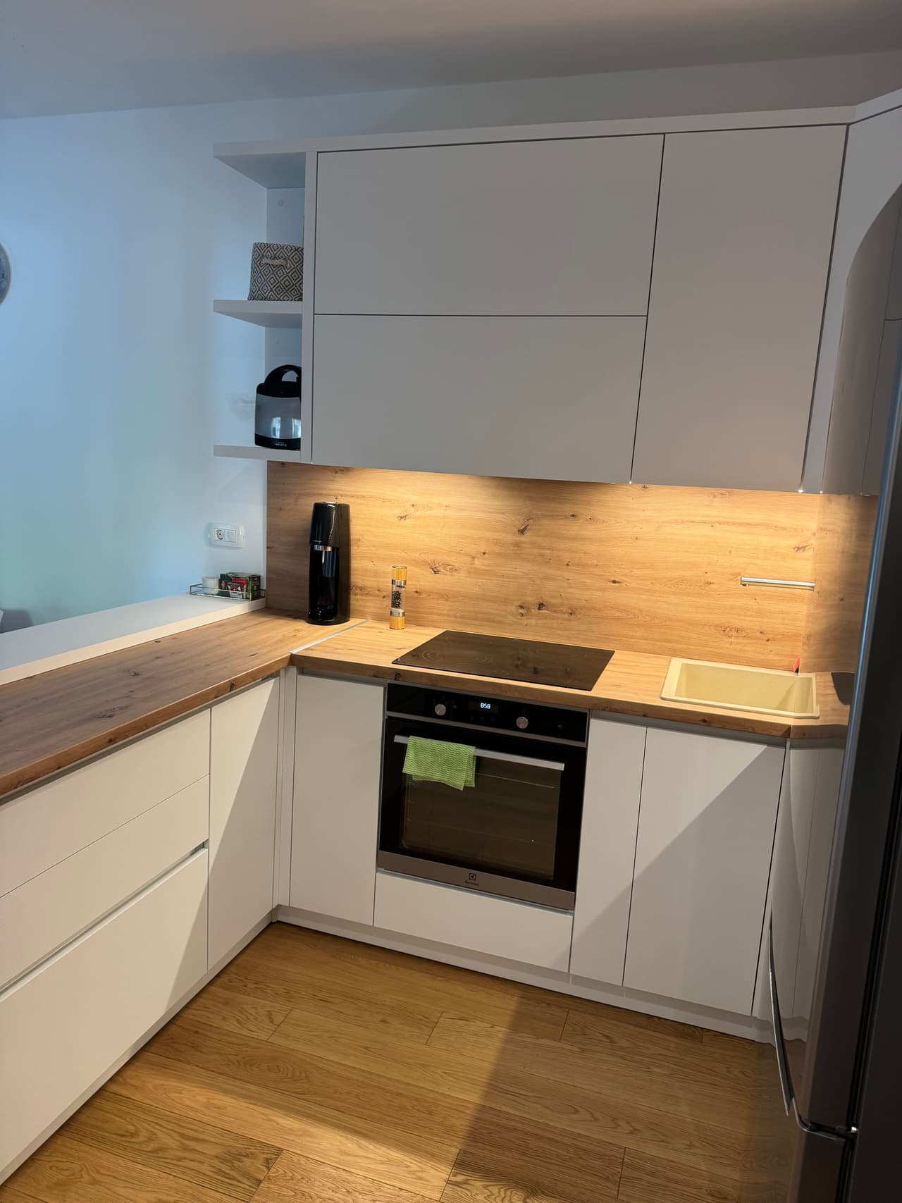 Predivan dvosoban stan na top lokaciji s garažnim mjestom! Zenta, DUGOROČNO.