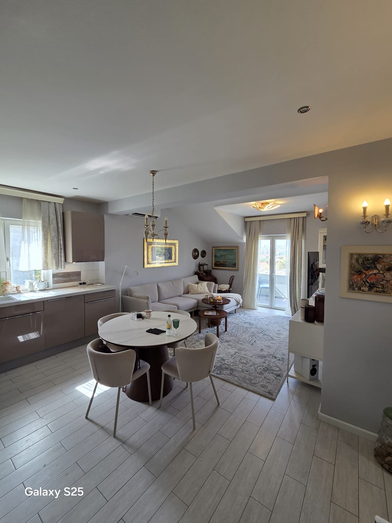 Solin, trosoban stan, jednosoban stan, parking mjesto!