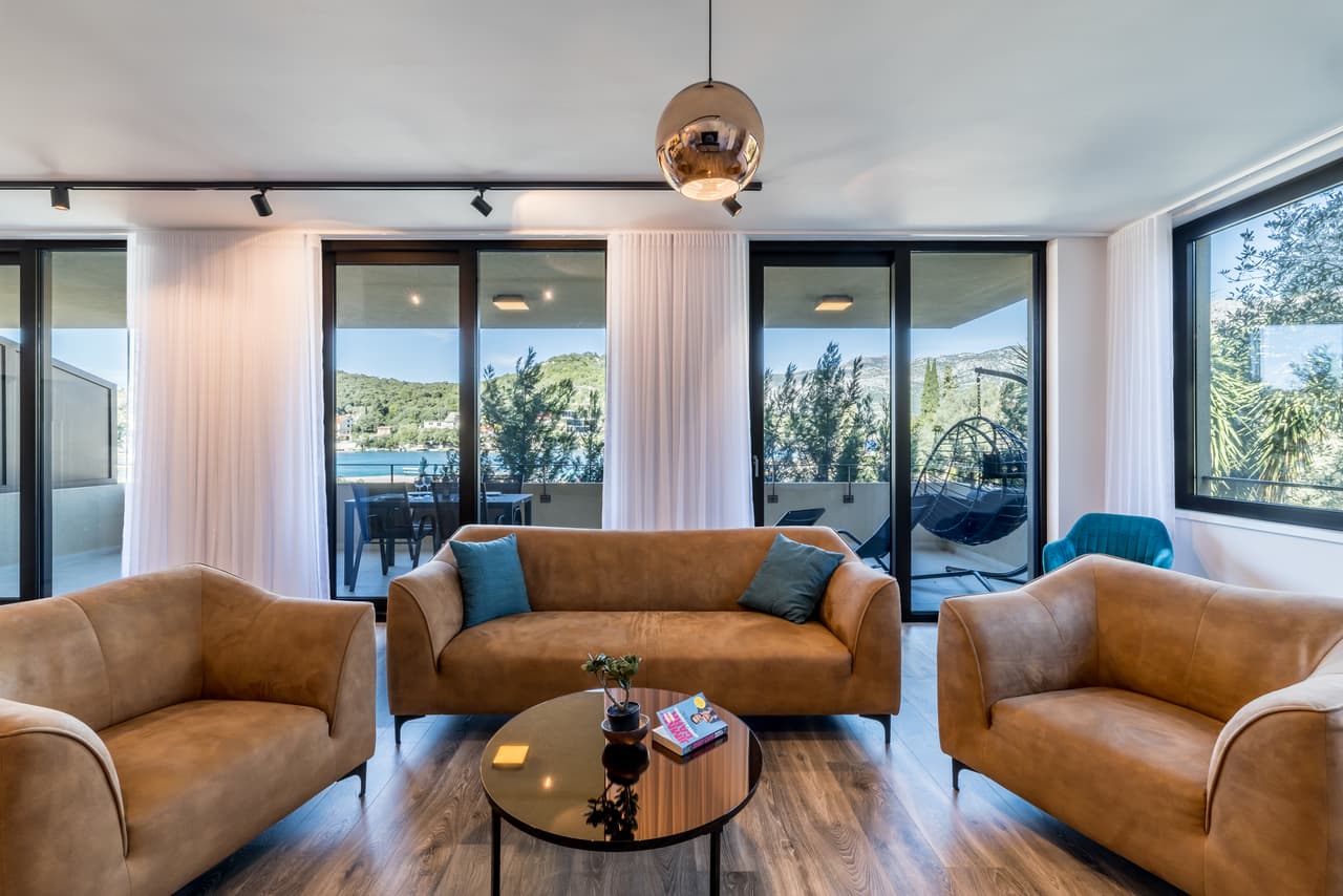 Stan 1. do mora – pogled, terasa, 2 garažna mjesta - Korčula