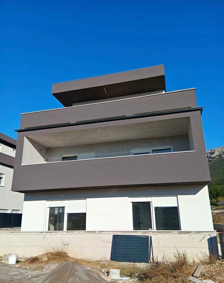 INVESTICIJA! Novogradnja Kaštela apartman s vrtom i parking