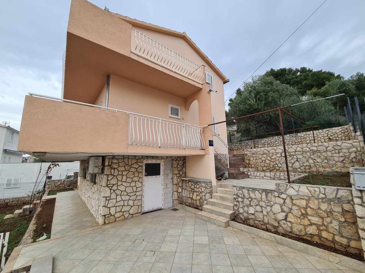 ČIOVO - SAMOSTOJEĆA KUĆA S POGLEDOM NA MORE