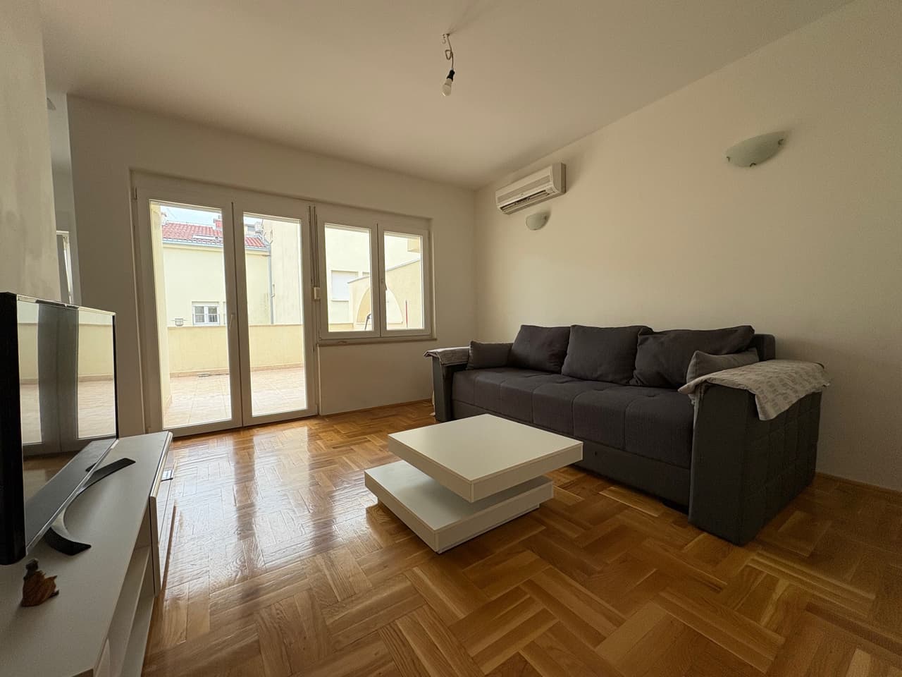 PRILIKA! Kaštel Novi - komforan dvosoban stan, terasa, kupnja kreditom