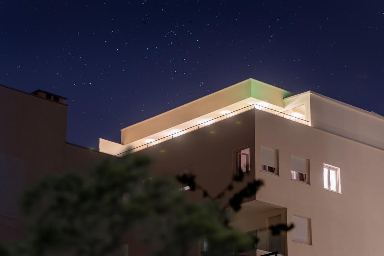 SPLIT - ŽNJAN LUKSUZAN DVOETAŽAN STAN S OTVORENIM POGLEDOM NA MORE