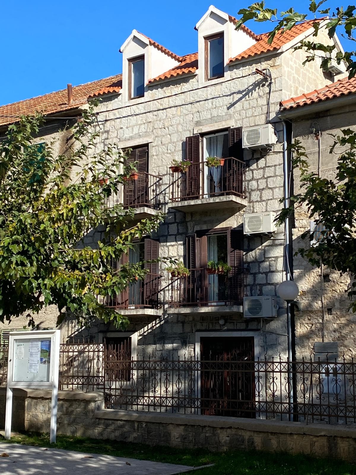 KAŠTEL LUKŠIĆ - CENTAR - NOVO