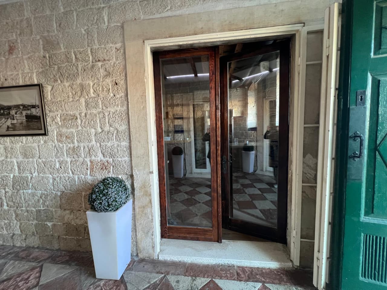 Vrhunski poslovni prostor prvi red do mora, u srcu Trogira! 50 + 25 m2!