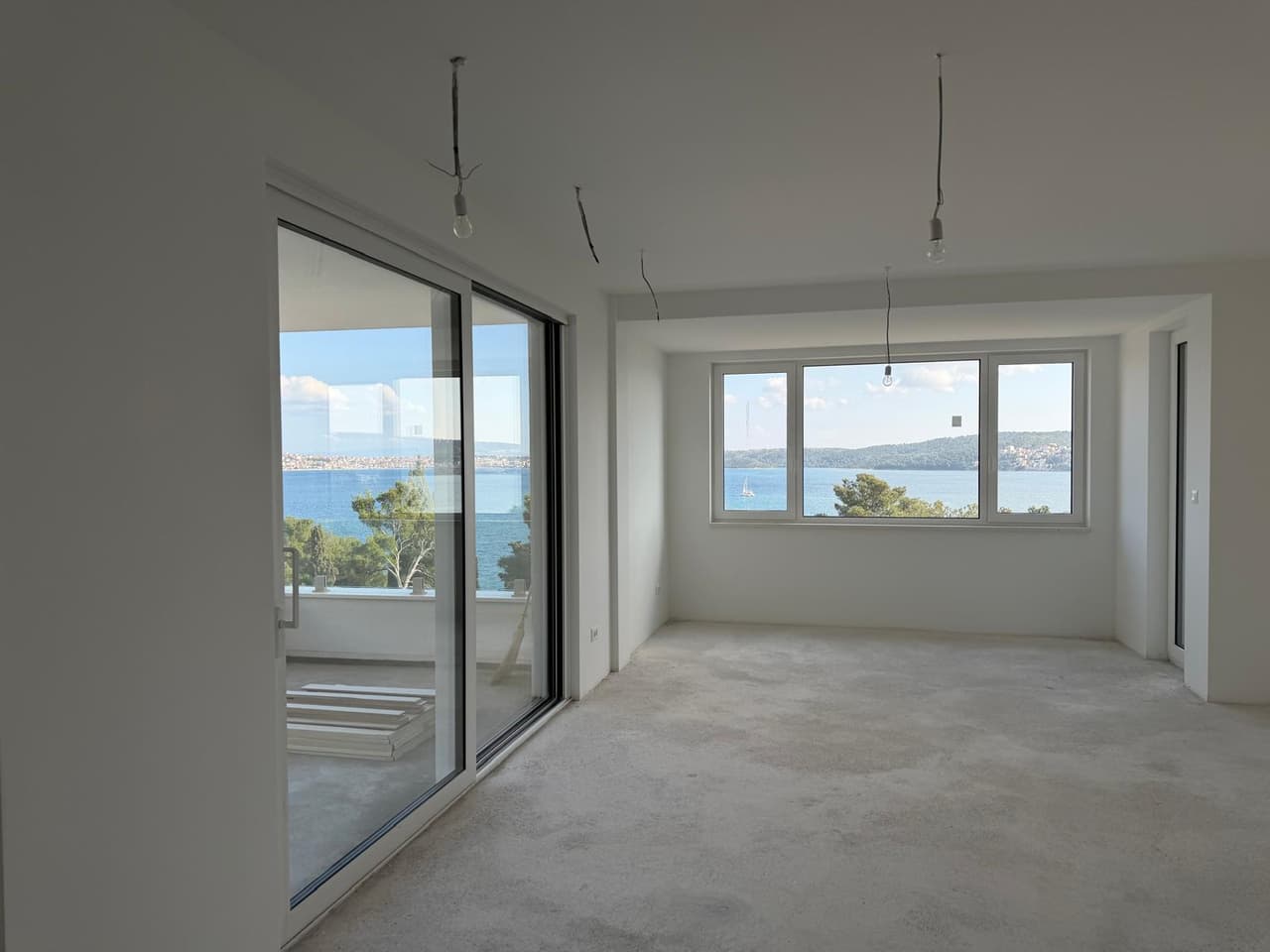 Prvi red do mora - stan u novogradnji s panoramskim pogledom, garaža , lift!