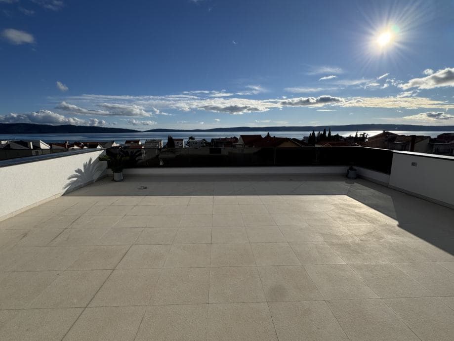 Luksuzan PENTHOUSE s krovnom terasom i pogledom na more!