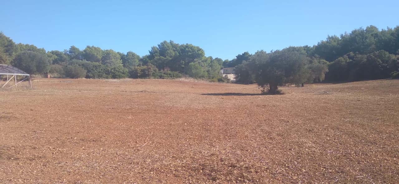 Seget Donji - velika građevinska parcela s mogućnošću višekatne gradnje