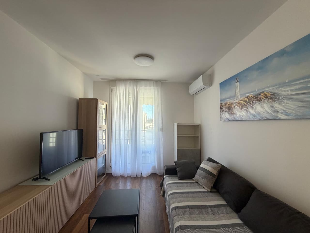 Moderan jednosoban stan na Žnjanu s parkingom u garaži dugoročno!