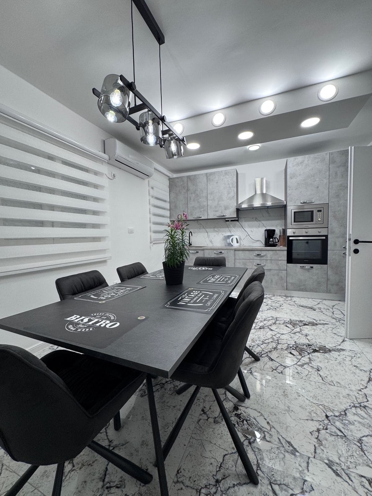 NOVOUREĐEN, DVOSOBAN STAN SA PARKING MJESTOM - KAMEN ŠINE