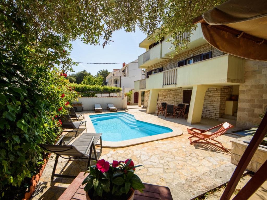 KUĆA S BAZENOM, 200m OD MORA - SUPETAR, BRAČ