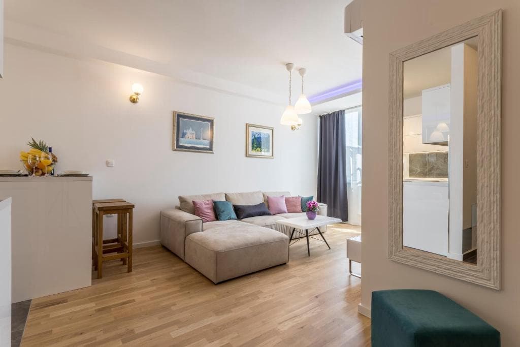 NOVO! Luksuzan dvosoban stan Split 3, parking!