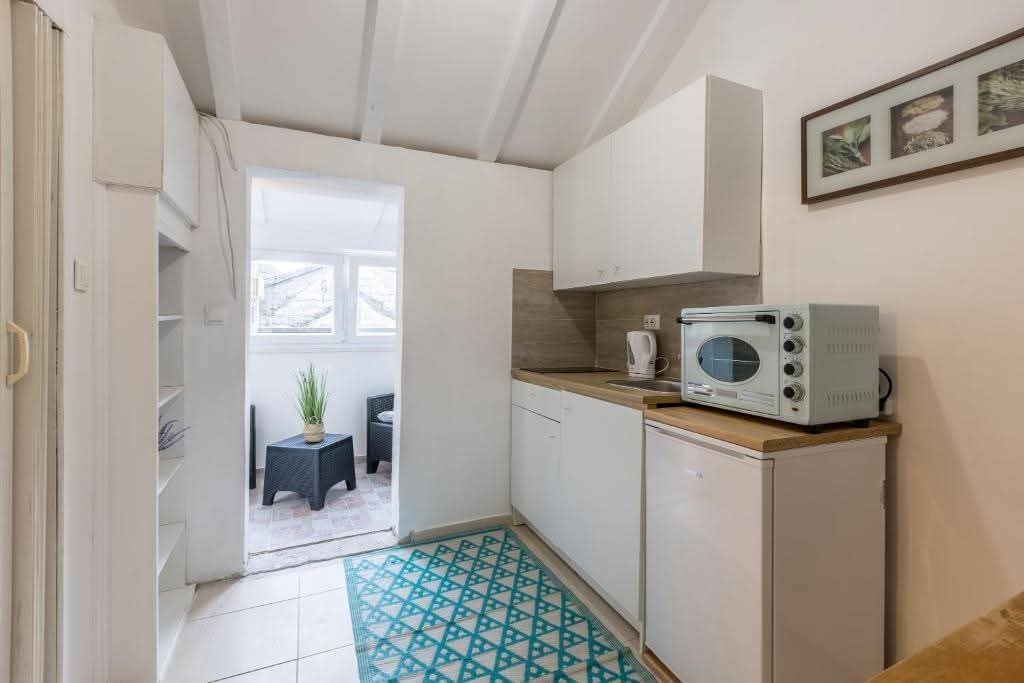 KAŠTEL LUKŠIĆ-kuća na tri etaže 54m2, blizina mora!