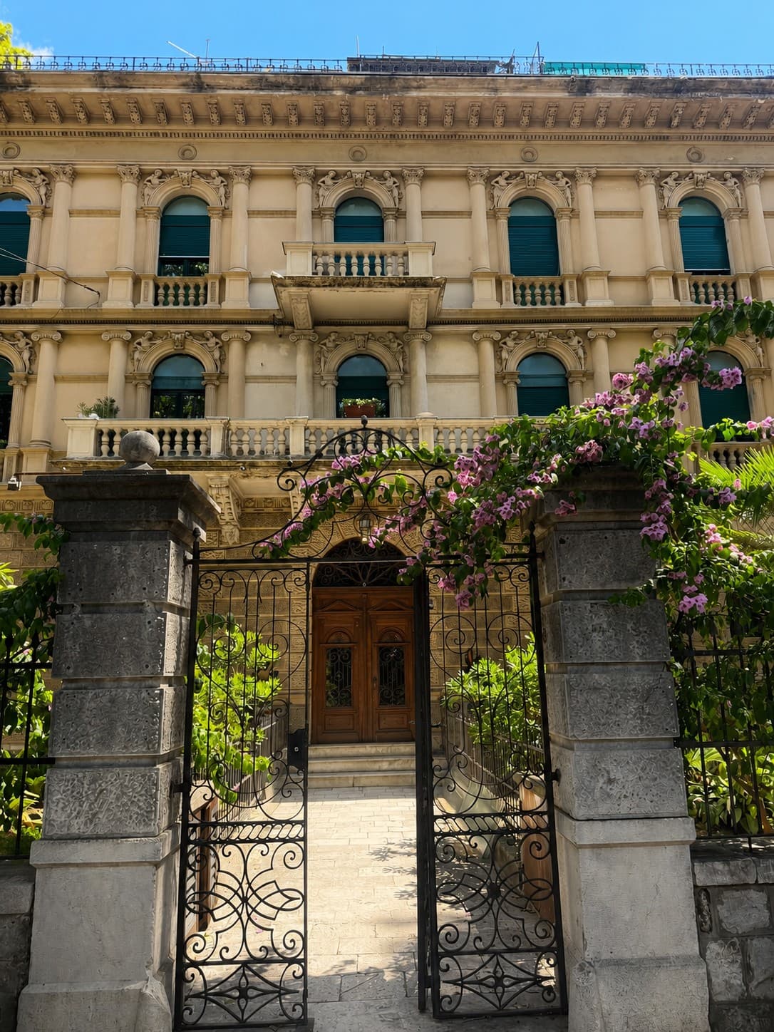 Rijetka prilika! Stan u povijesnoj palači za renovaciju-SPLIT
