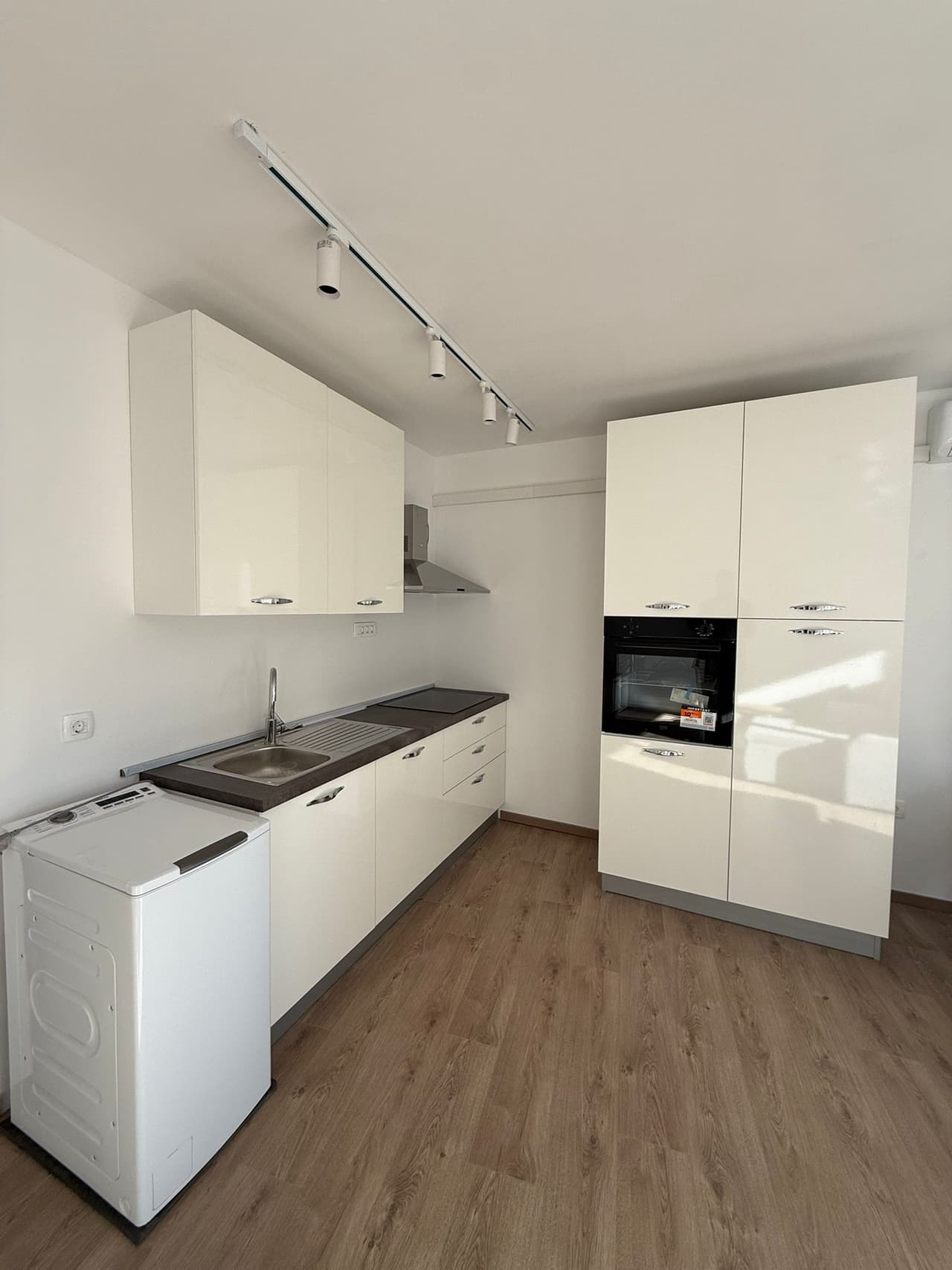 MANUŠ, SPLIT-VRHUNSKA INVESTICIJA 42M2-POTPUNO RENOVIRANO!
